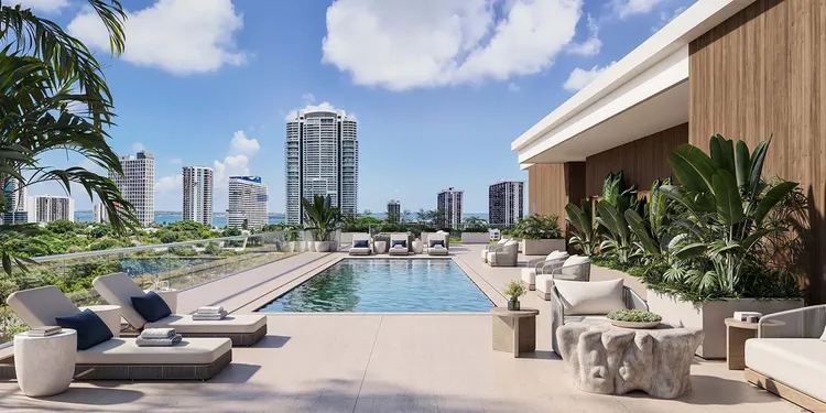 Rooftop pool deck con vista al skyline