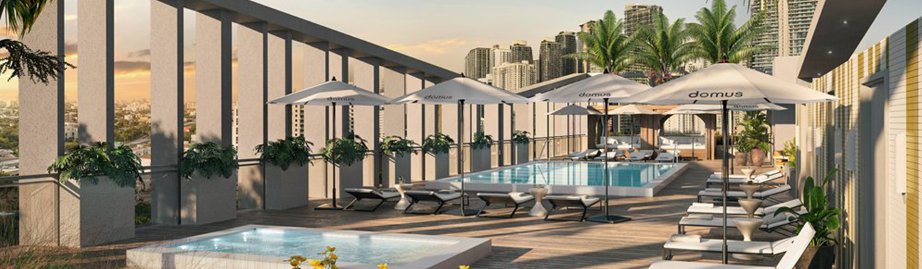 Rooftop pool y spa deck